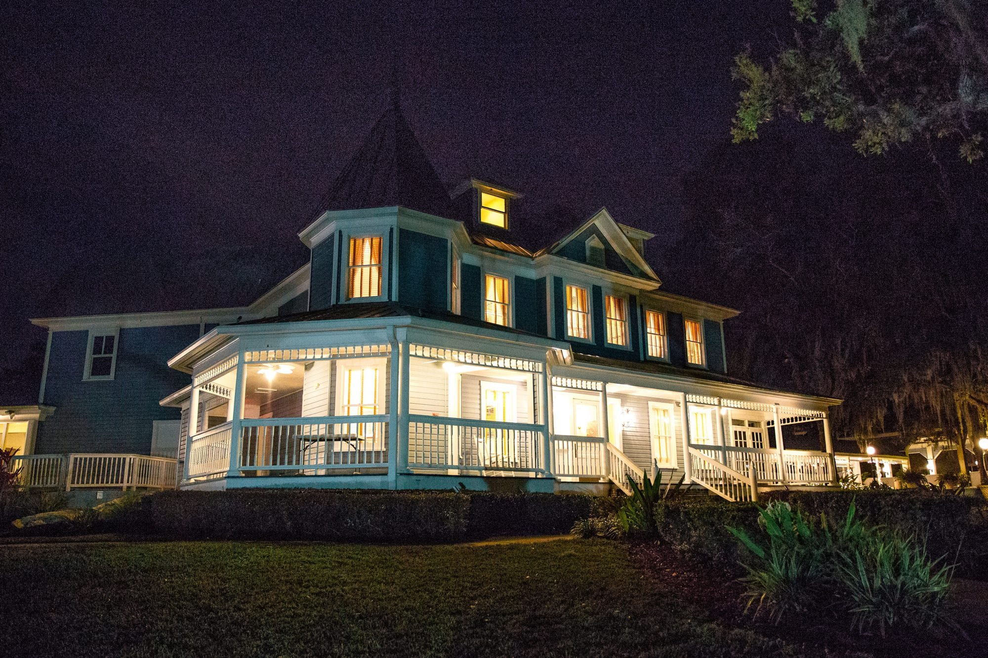 night time photo of Highland Manor wedding venue