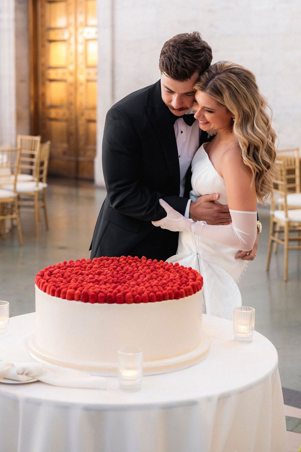 Bride and Groom Cut Cake at DIA Wedding in The Great Hall